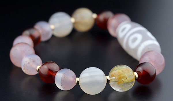 八眼白玉髄天珠ブレス（八眼白玉髄天珠・マダガスカル産シナバーイン