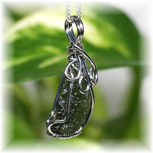 天然モルダバイト原石ワイヤー巻ペンダントトップ - 埼玉県吉川市の