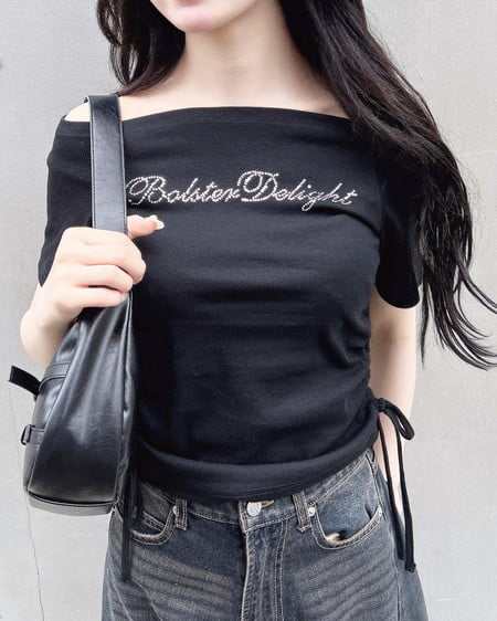 ラインストーンロゴサイドギャザーオフショルリブトップス｜INGNI