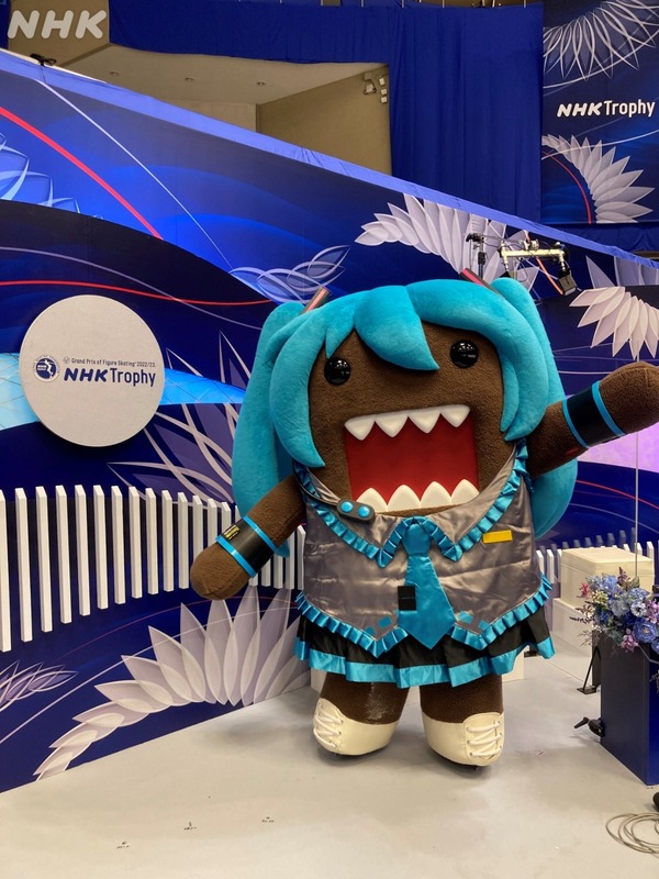 NHKの「どーもくん」が、初音ミクのコスプレに挑戦―この姿でスケート