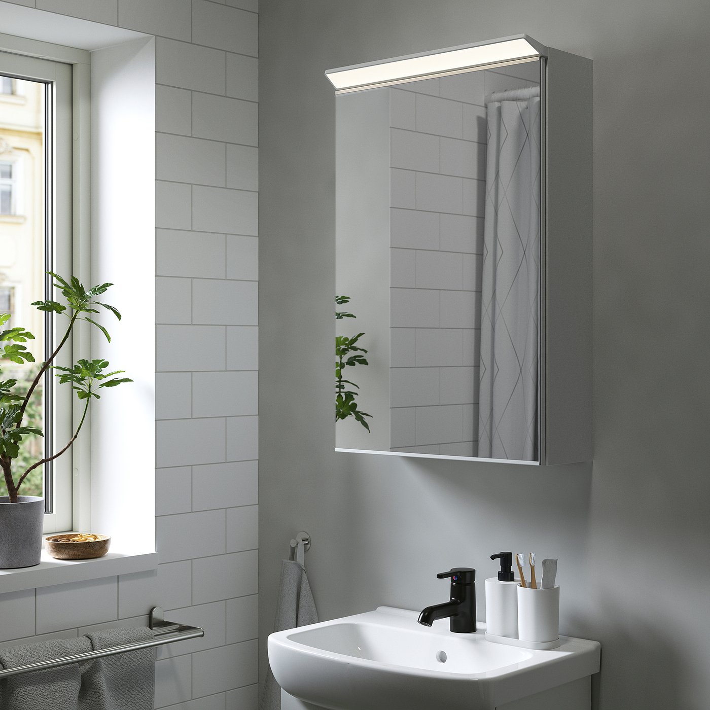 TREASJÖN トリアショーン ミラーキャビネット 扉1枚/ビルトイン照明