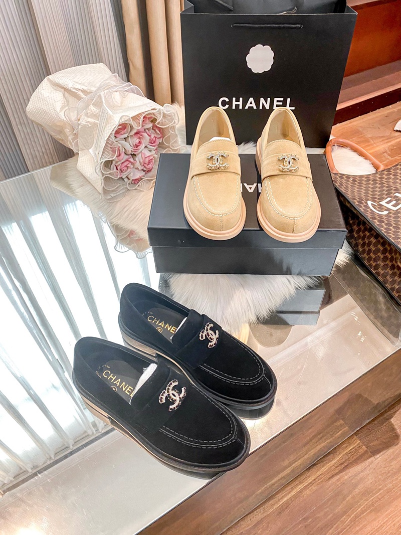 Chanel シャネルファーモカシン ローファー ベロア スリッポン リボン