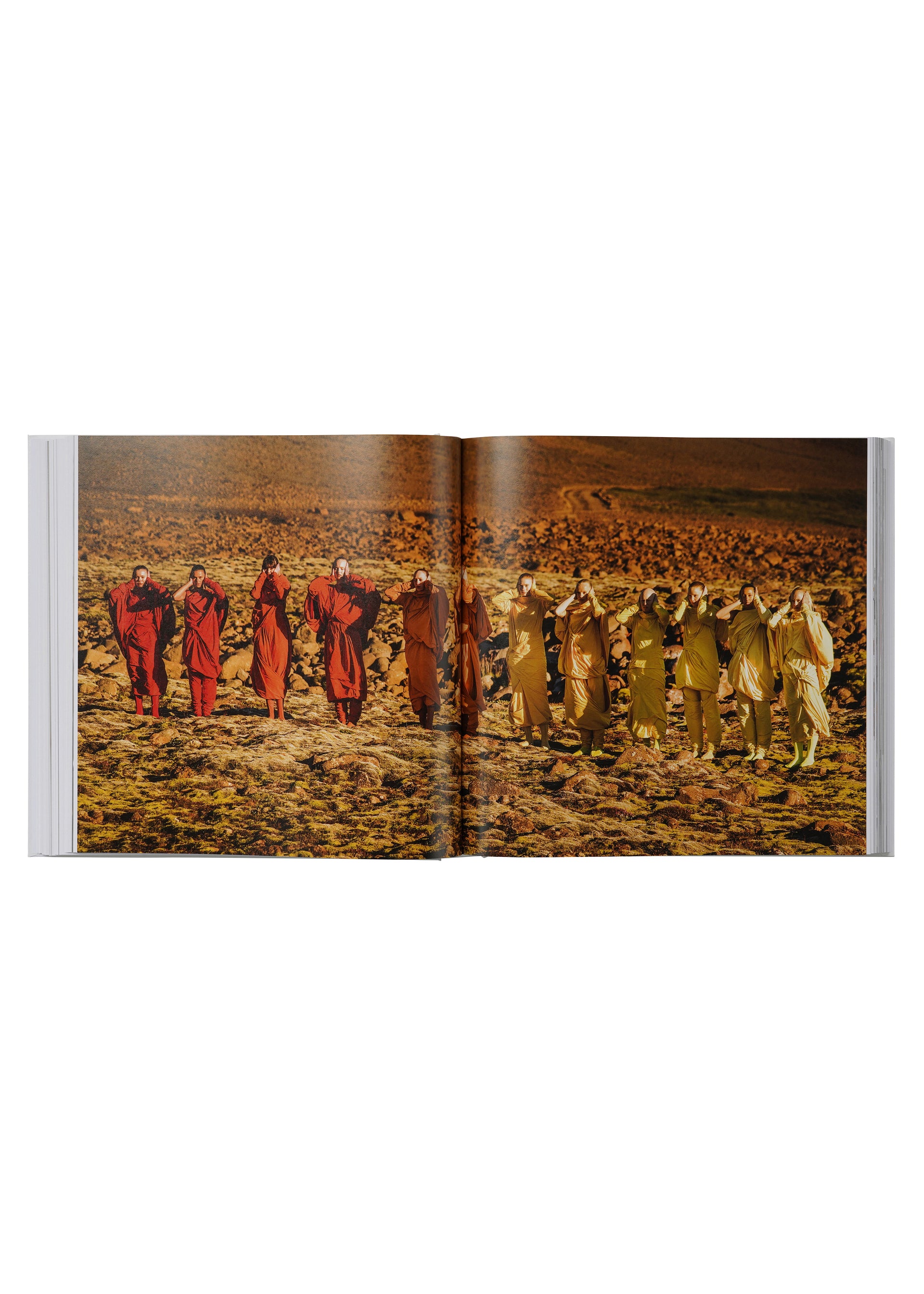 ISSEY MIYAKE 三宅一生』増補改訂版（TASCHEN） – isseymiyake.com