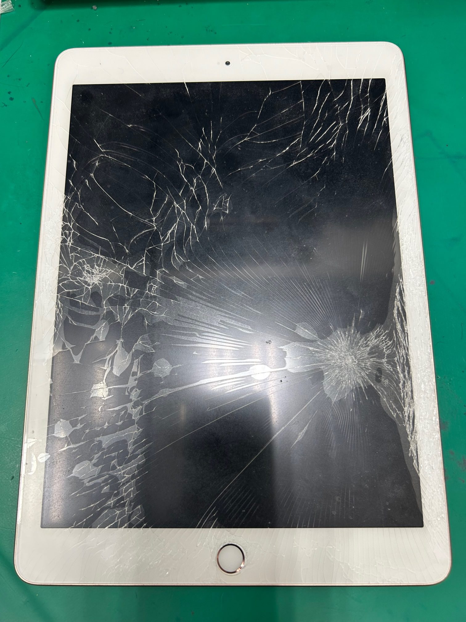 iPad6フロントパネル交換を承りました！ | iPhone修理アイサポ 修理事例