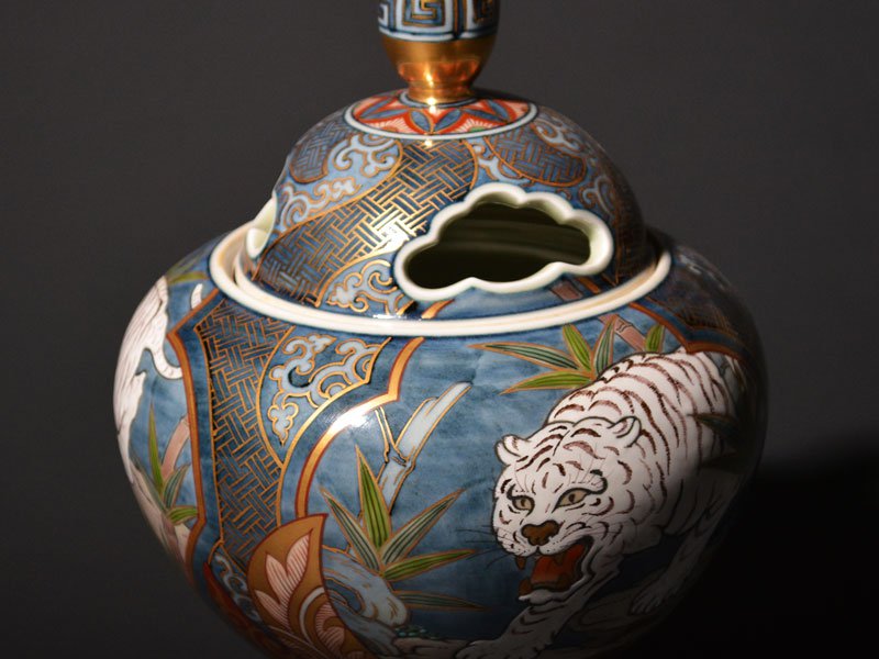 献上手古伊万里焼】大香炉 染錦本金白虎図