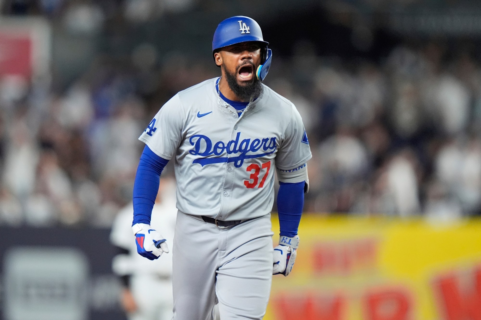 Teoscar Hernandez drives in six runs, leads Dodgers to rout of