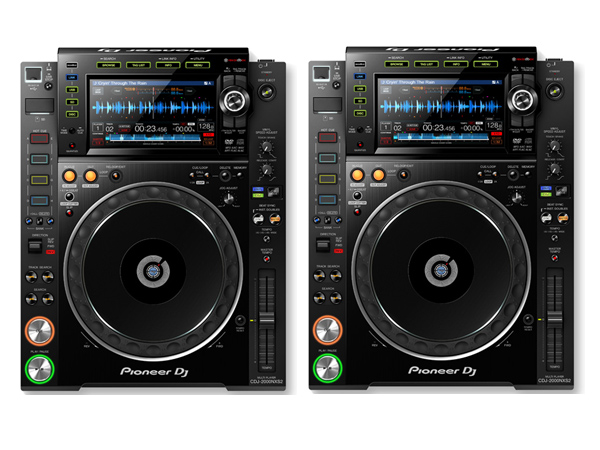 新たな世界標準となるマルチプレーヤーPioneer DJのCDJ-2000NXS2の二台