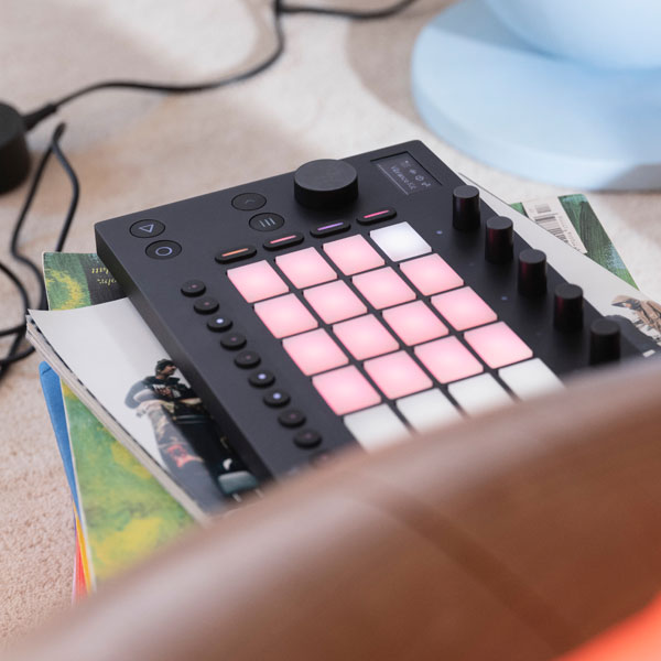 ableton Move サンプラー シーケンサー スピーカー、マイクが内蔵