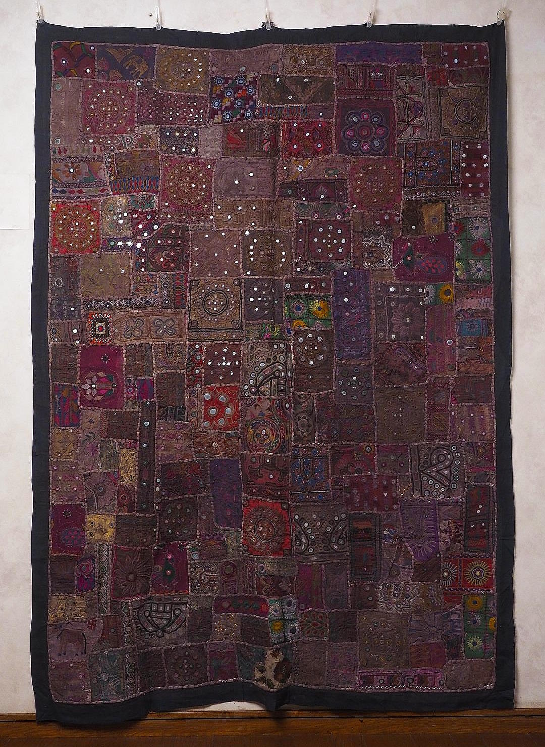 インド ミラーワーク刺繍アップリケタペストリー - アジアの布専門店