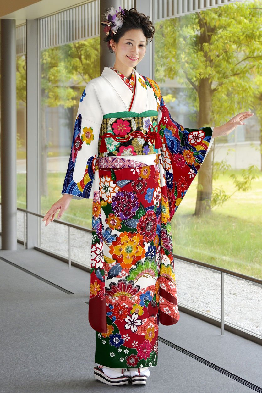 琉球紅型の白振袖に色鮮やかな花々が咲き誇る｜黒金帯が映える独特の世界観