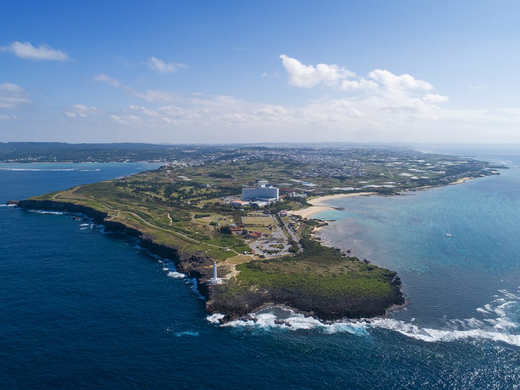 沖縄有数の絶景スポット「残波岬」 公園、ビーチ、夕日などの見どころ