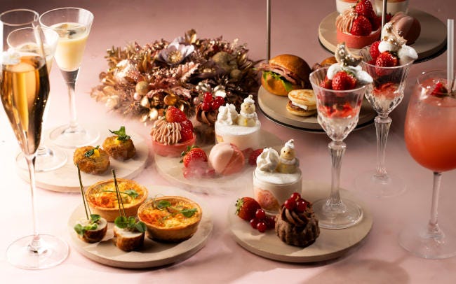 六本木 THE MOONのクリスマスアフタヌーンティーはかわいいピンク