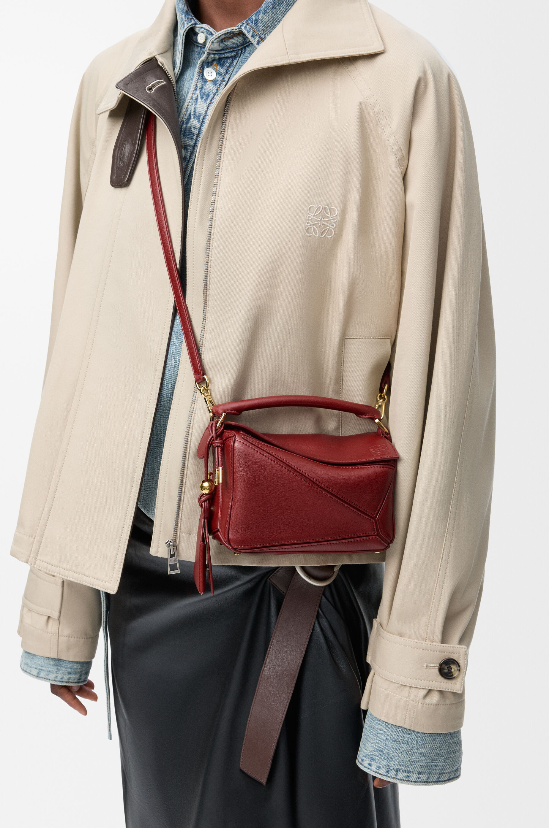 フェザーライト パズルバッグ ミニ（ナパラム） レッド - LOEWE Japan