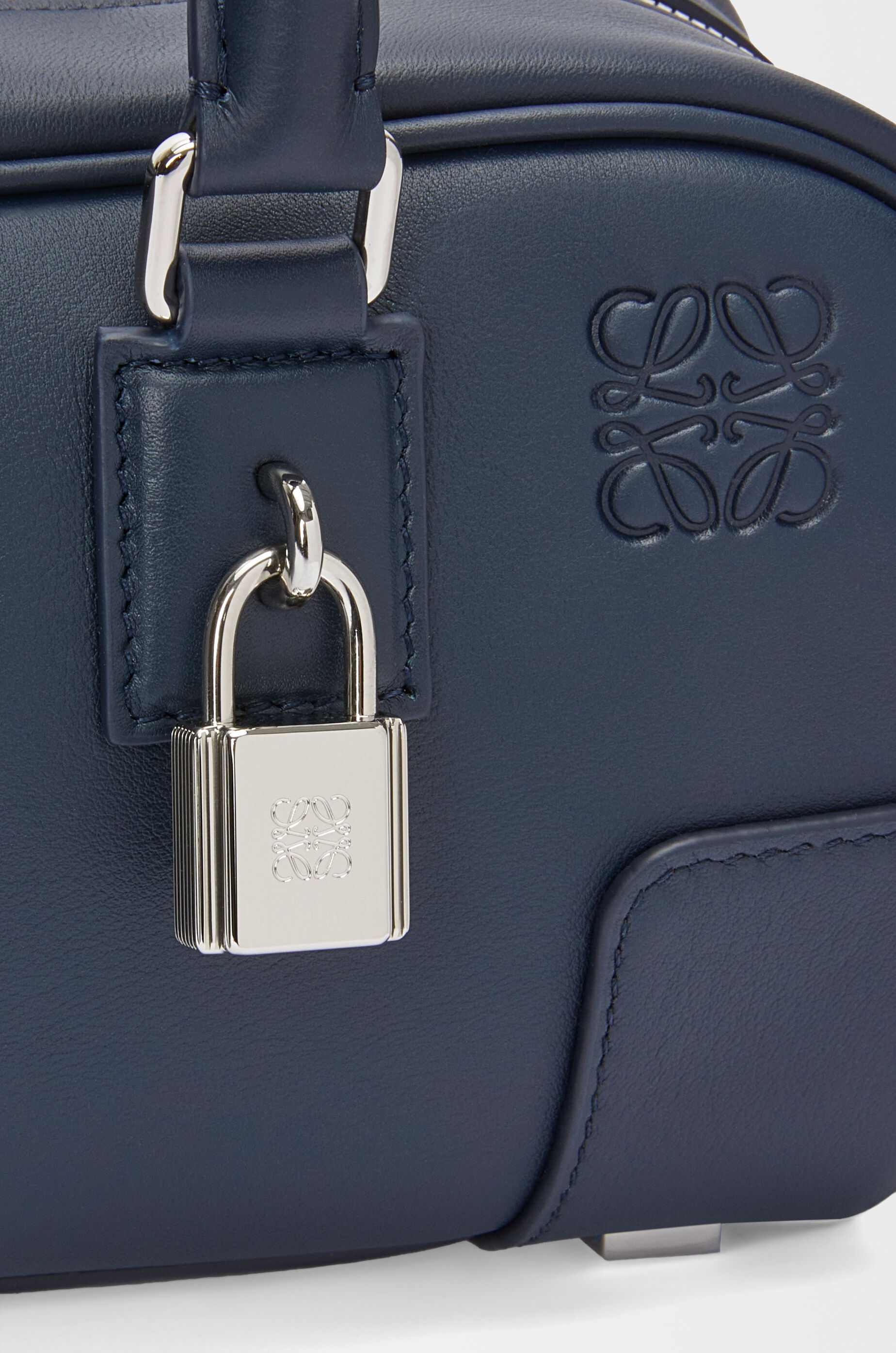 アマソナ23 クロップド バッグ（ナパカーフ） ブルー - LOEWE Japan