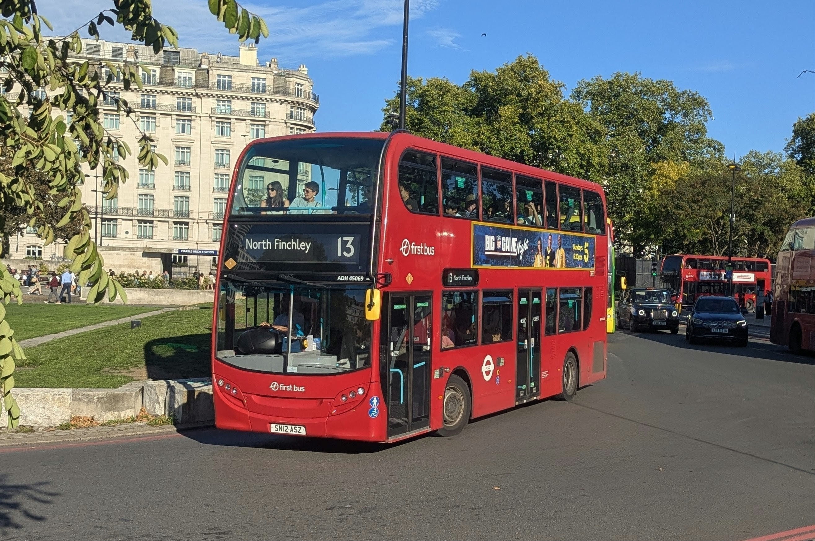 絵画 London Bus 13 Aldwych on Baker Street 絵画 London Bus 13