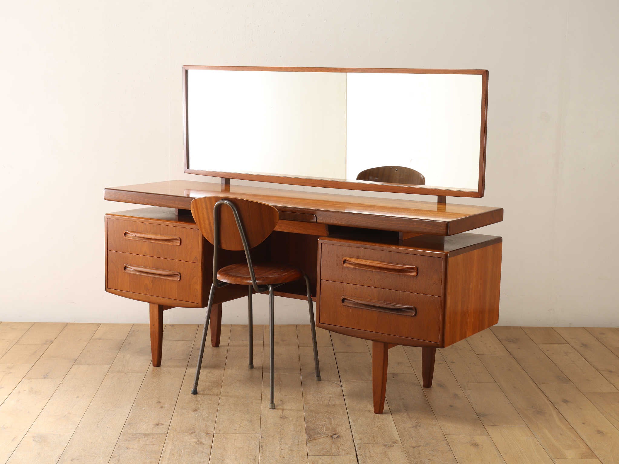 G-PLAN ドレッサー | ロイズ・アンティークス | ヨーロッパの