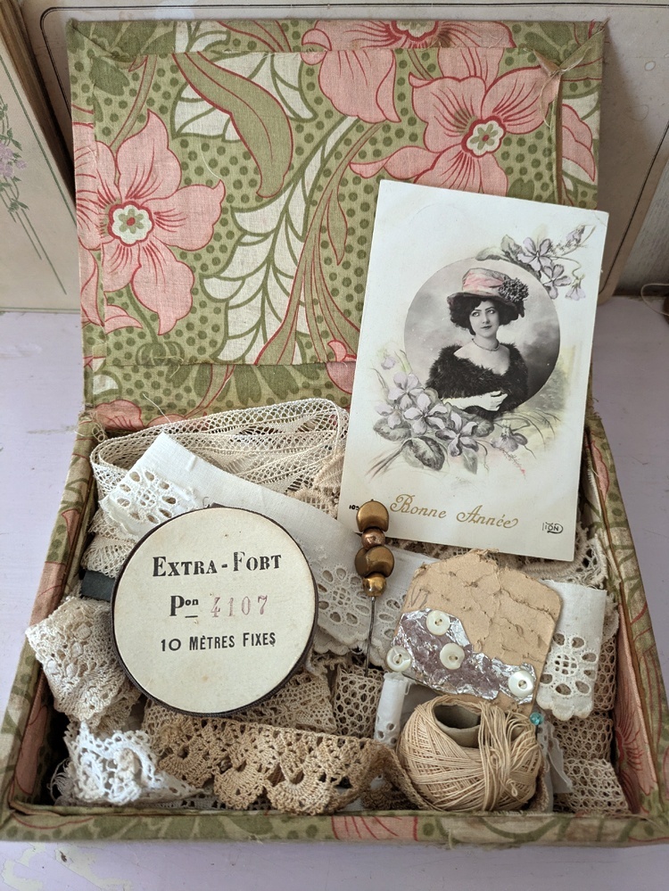 フランスアンティーク カルトナージュボックス入りたっぷりレース