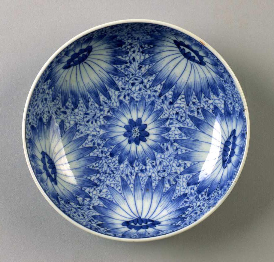 染付菊唐草文皿 – 兵庫陶芸美術館 収蔵品データベース