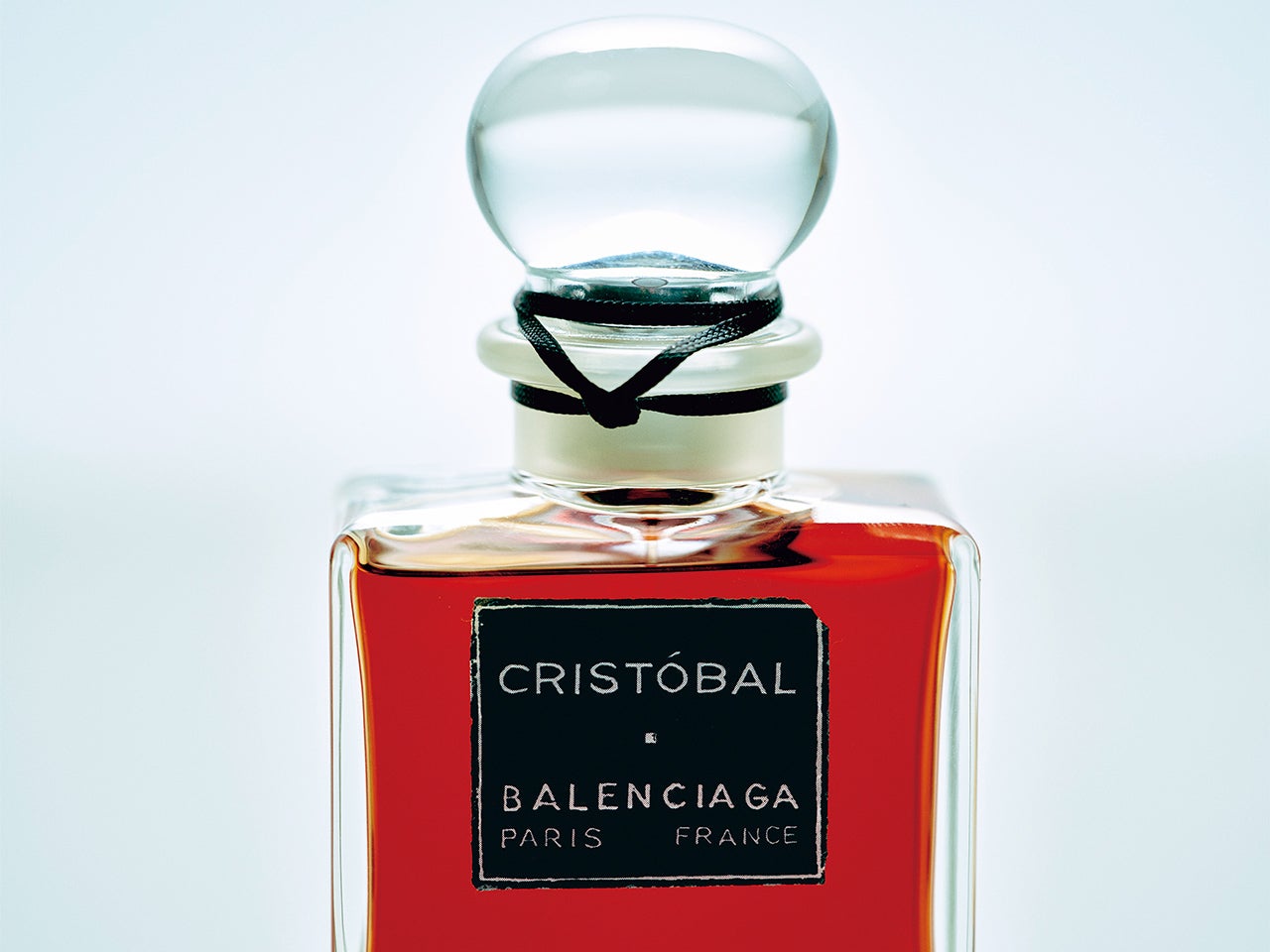 バレンシアガ」のフレグランス「クリストバル」は当時のデザインを忠実