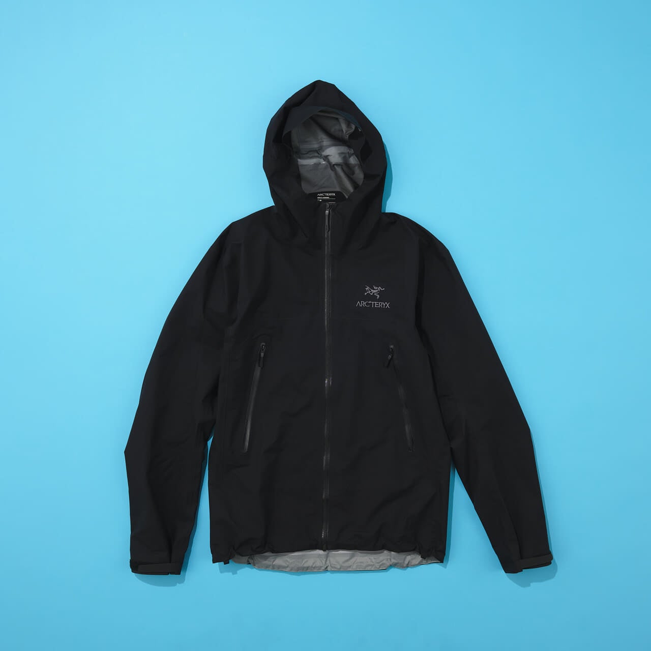 スーツにも合う「アークテリクス」の黒いゴアテックスジャケットが究極
