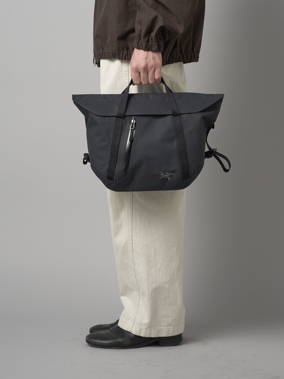 大人な「アークテリクス」の黒ショルダー。サイズ感もフォルムも