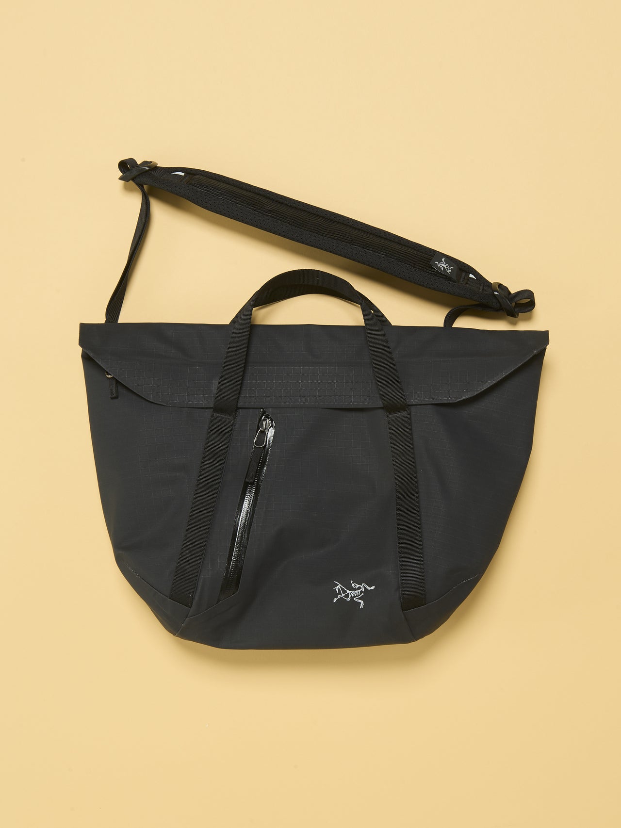 大人な「アークテリクス」の黒ショルダー。サイズ感もフォルムも