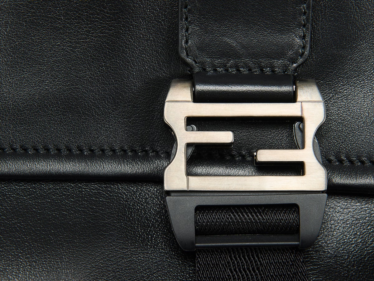 フェンディ」で春に向けて買うべき新作“黒レザーバッグ”！ モダンかつ