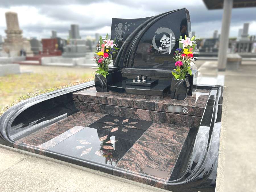 こだわりを形にしたデザイン墓石を建立！インド産MU＋オーロラ、白山