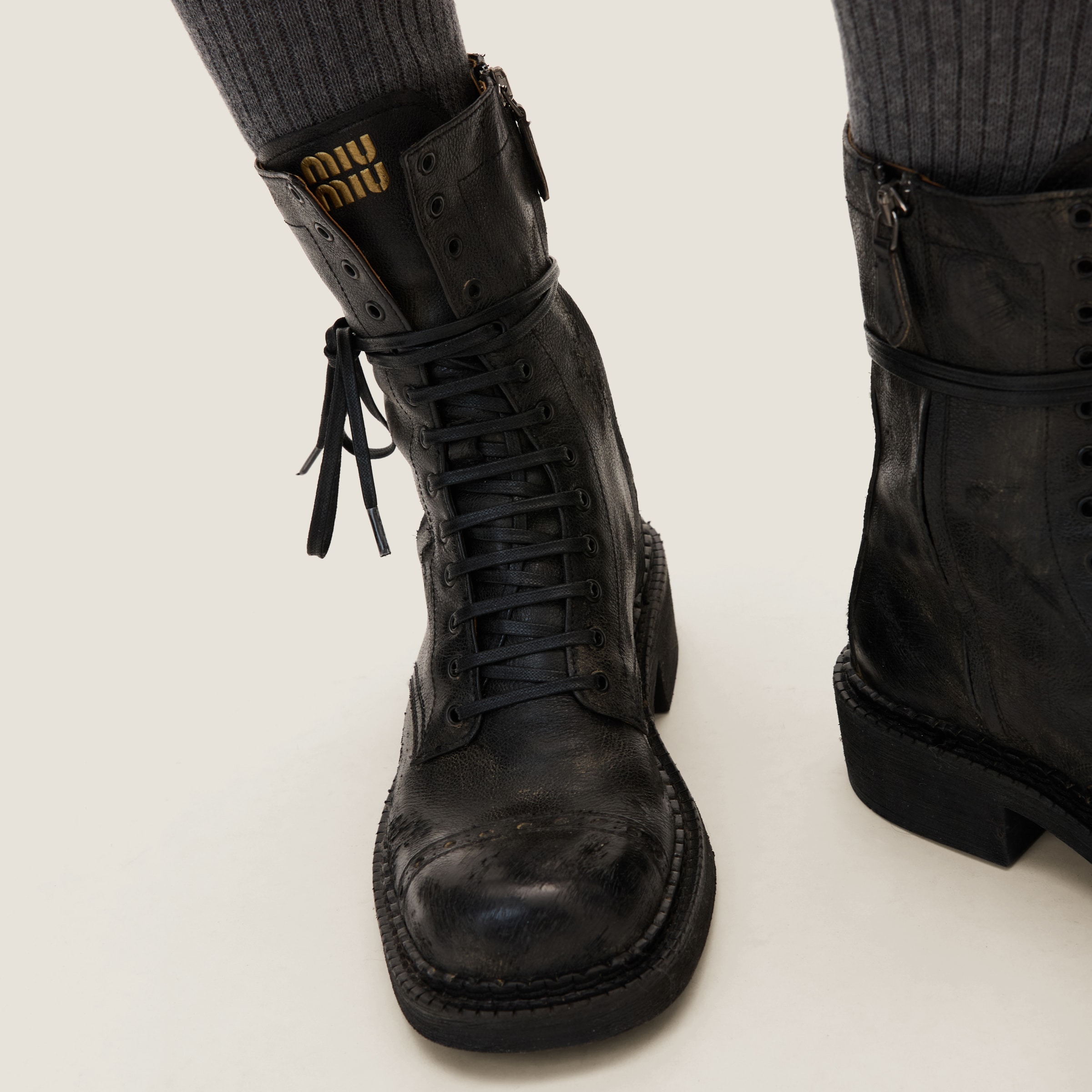 ブラック レザー レースアップブーティー | Miu Miu