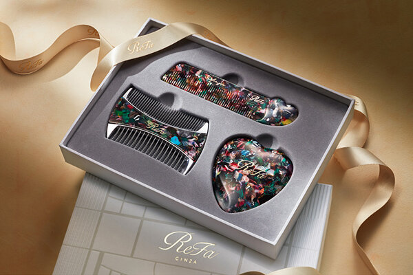 シックで上質なデザインのコーム、ミラーを3点セットにした ReFa