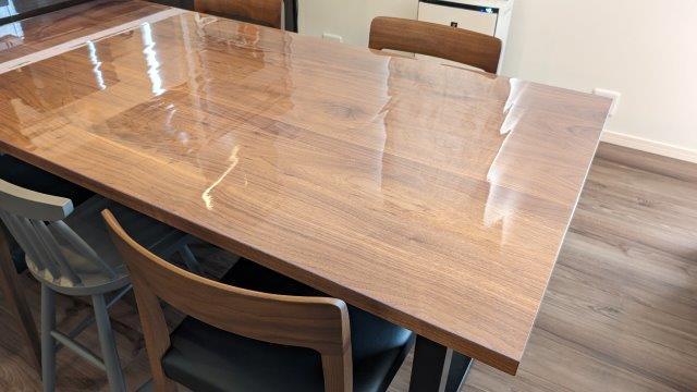 マスターウォール ワイルドウッドに合わせたテーブルマットの事例