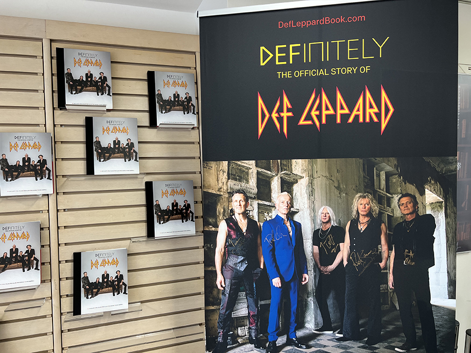 来日中のデフ・レパードがオフィシャル・ヒストリー・ブック