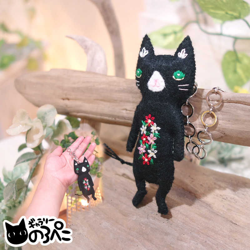 花猫ちゃんのバッグチャーム(手刺繍のお花を飾った黒猫ちゃんの