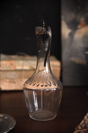 豪華な装飾の小ぶりなガラスの水差し