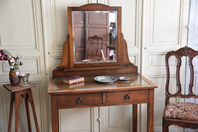 雰囲気ある木製のドレッサー