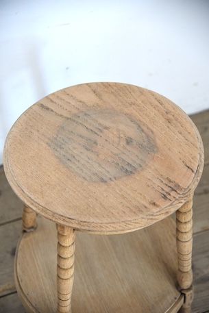 風合いあるラウンドサイドテーブル