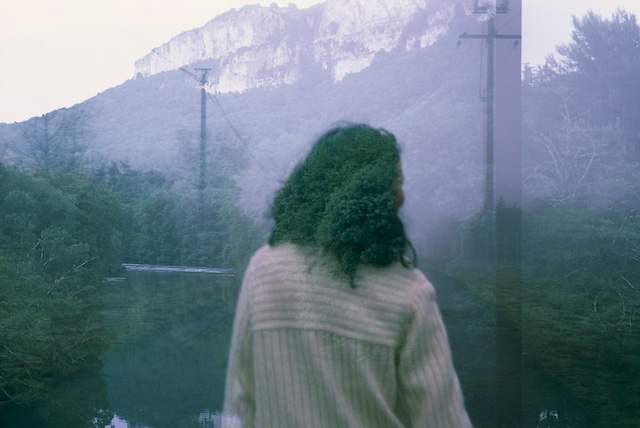 エレン・フライスの写真作品とヴィンテージの衣服を織り交ぜた新たな