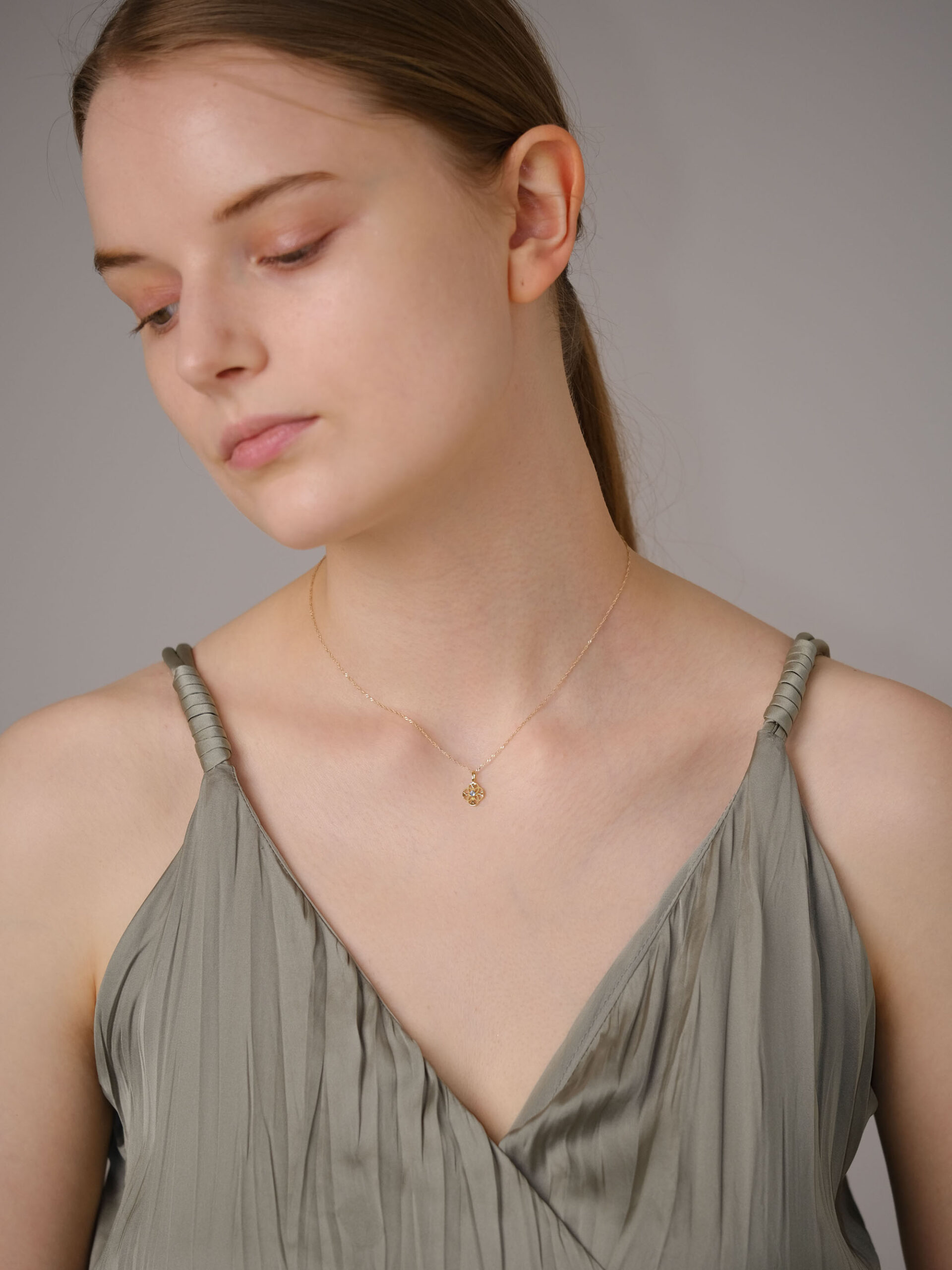 K18 レースフラワーバースストーンチャーム（アクアマリン