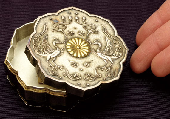 平成2年 純銀 天皇御即位記念鳳凰文ボンボニエール 共箱 東Y7-0804