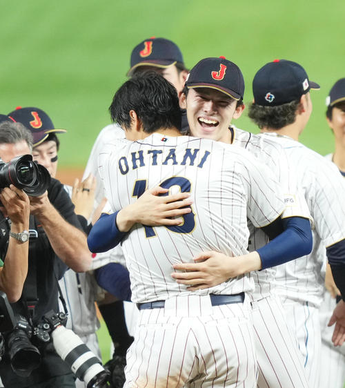 大谷翔平が佐々木朗希へニヤリ…MLB公式X、23年WBCの写真に「日本代表