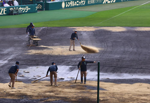 阪神】「神整備」阪神園芸がさっそく「甲子園の土」復旧作業開始 前夜