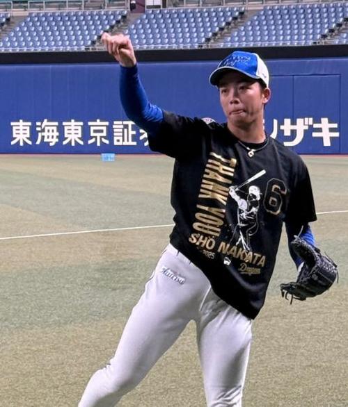 中日】引退セレモニーの中田翔が試合前練習に参加 選手、関係者から花