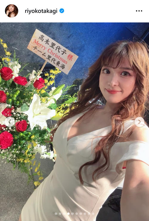 鍵盤界の峰不二子」41歳ピアニスト、美ボディー大胆露出ミニワンピ姿に