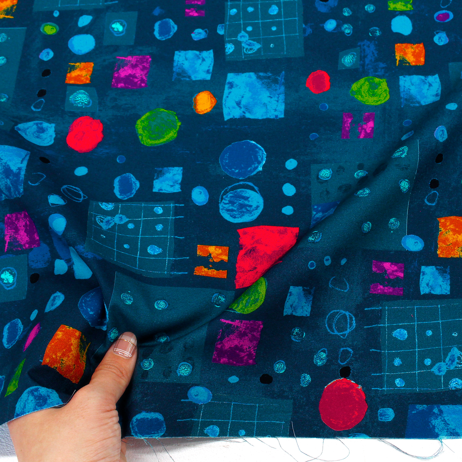 0227新柄】WIN53737-1 ネイビー地 赤黄丸四角模様 WINDHAM FABRICS USA