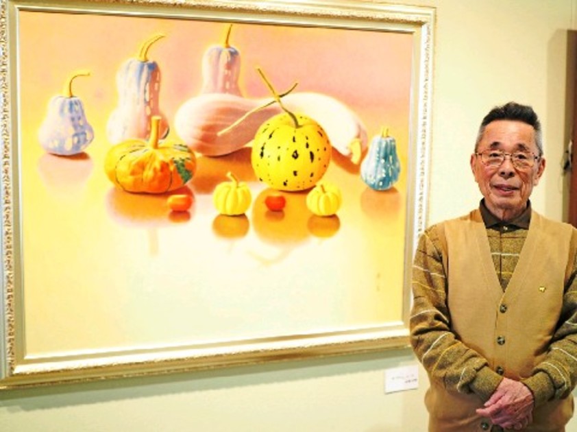 油彩画「かぼちゃいろいろ」と並ぶ久保田済美さん - 画業70年たどる