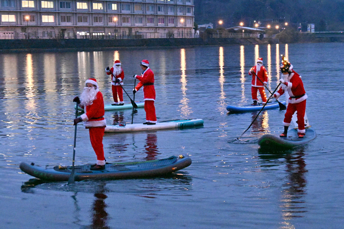 サップに乗りサンタ登場 大分・日田市の三隈川で清掃活動｜【西日本