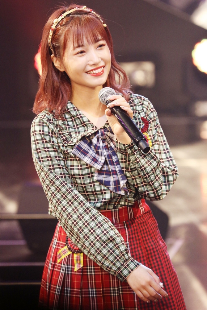 卒業公演で盛大な「美桜ちゃん」コールを浴び、涙を流すHKT48の朝長