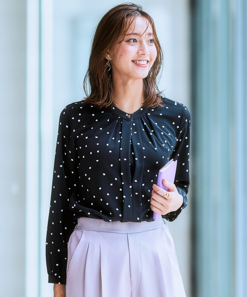 ストレッチパウダーサテンフロントタックブラウス（しわになりにくい