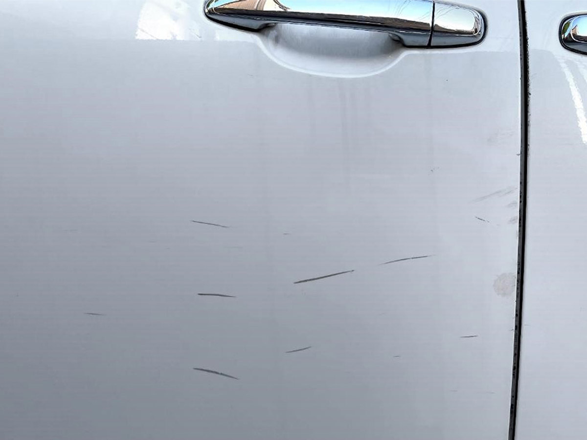 初心者でも簡単！車のボディについたスリキズや水アカ、コンパウンドで