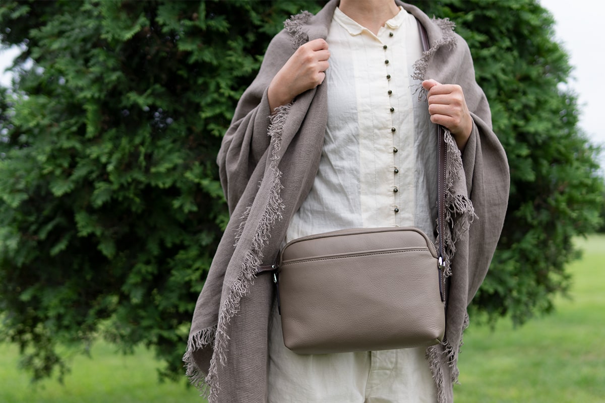 身軽な日もレザーショルダーで大人のおしゃれを｜キャバレッティ